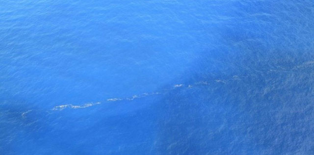 上写真：鳥島付近の浮遊物（海上保安庁2023年10月20日撮影資料より）。去る10月9日早朝、伊豆諸島の鳥島近海で“無感地震”が発生し、約500km離れた千葉県館山市では約2万世帯に避難指示が出され、30cmの津波が観測された。津波発生を観測してから津波注意報を発表した気象庁は津波発生のメカニズムの詳細は不明とし、「津波発生の原因は普通の地震ではない」との見解を示した。一部メディアはこれを“ステルス津波”と呼んだ